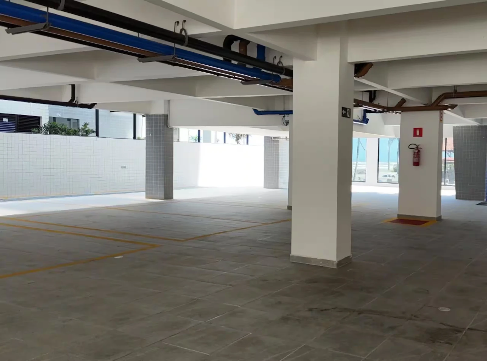 Garagem no prédio, apartamento pé na areia em Praia Grande