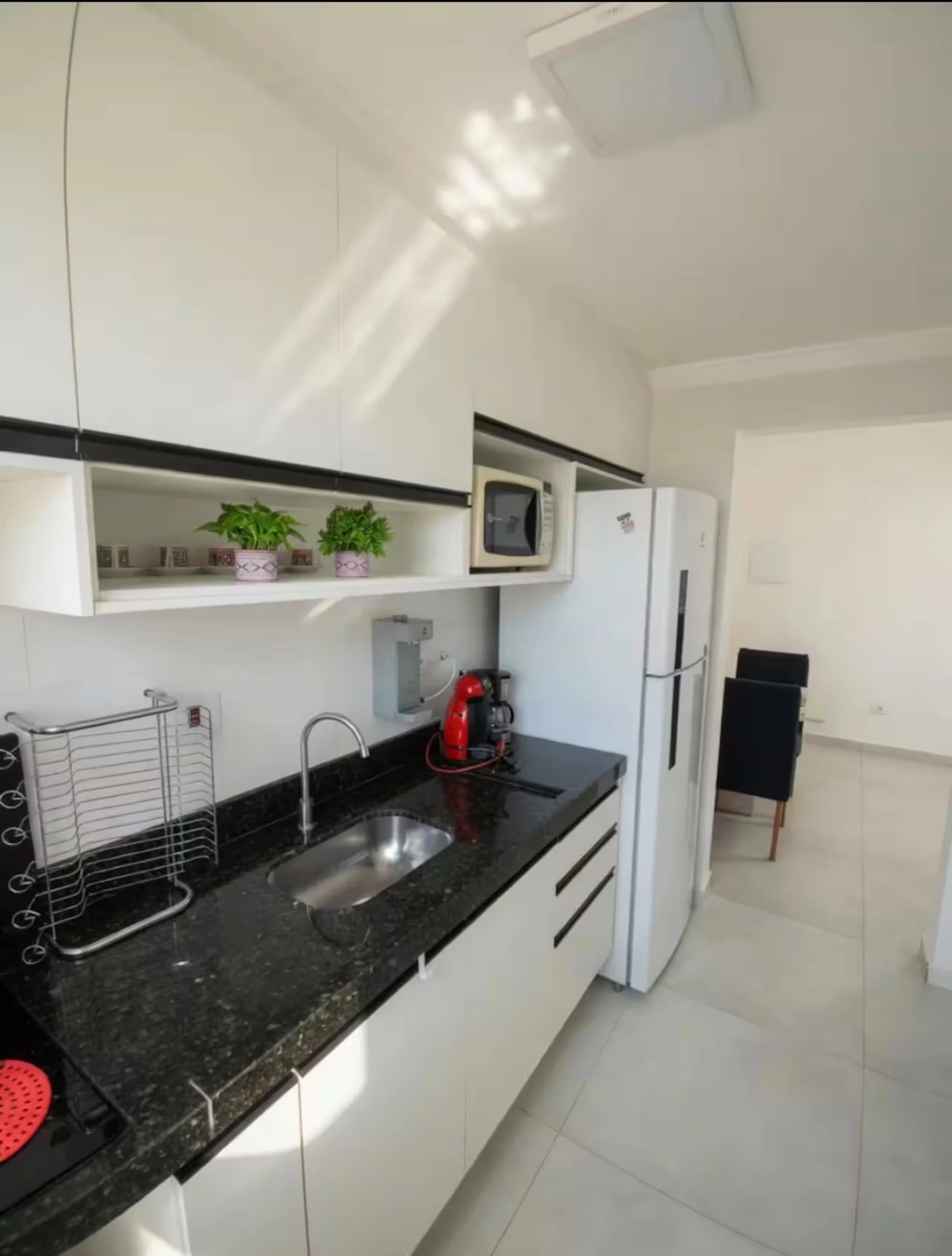 Cozinha equipada, apartamento pé na areia em Praia Grande