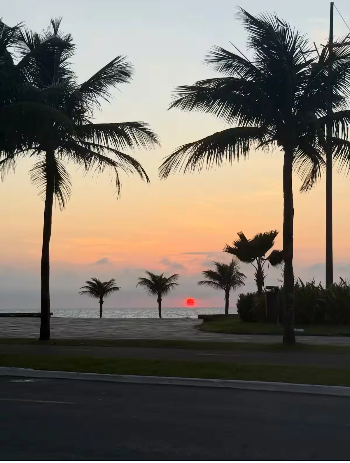 Pôr do sol na orla, apartamento pé na areia em Praia Grande
