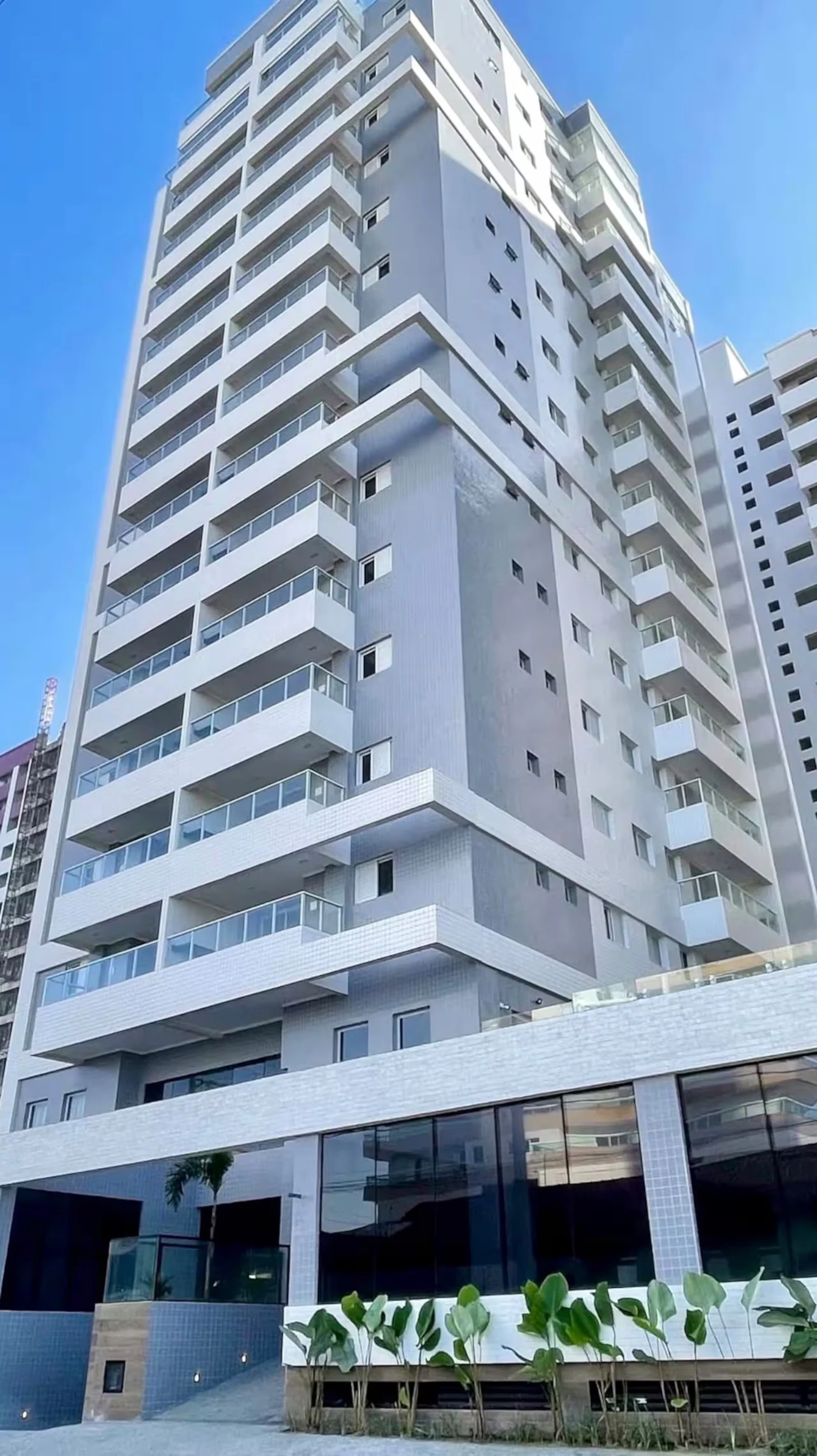 Fachada do prédio, apartamento pé na areia em Praia Grande