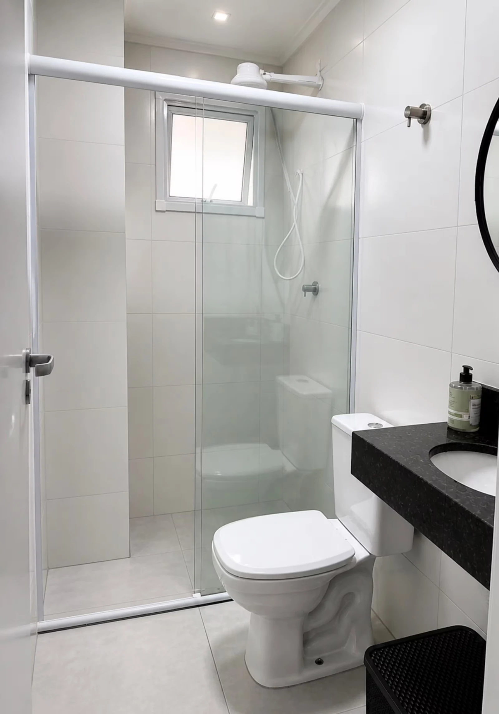 Banheiro com box, apartamento pé na areia em Praia Grande