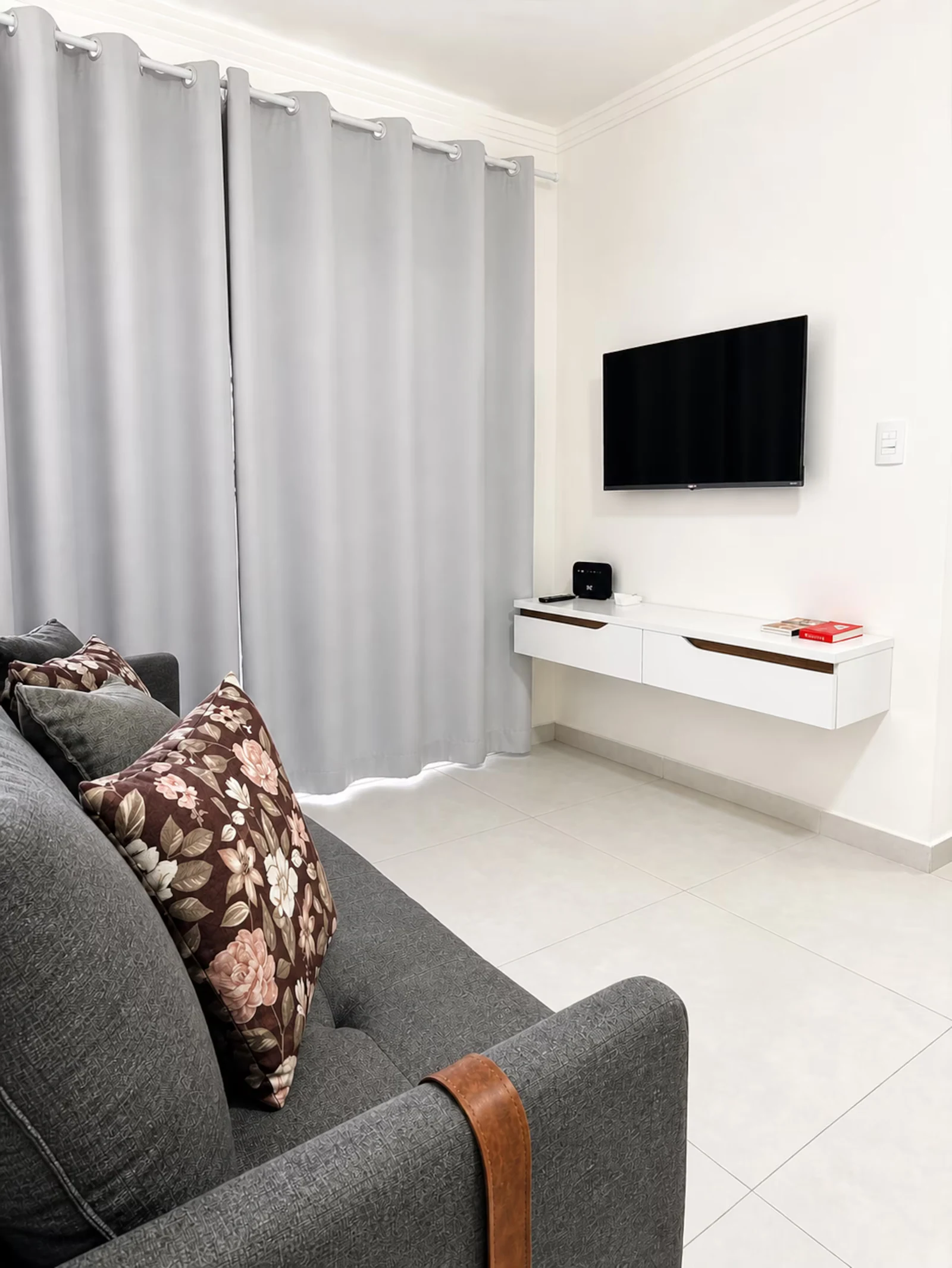 TV na sala, apartamento pé na areia em Praia Grande