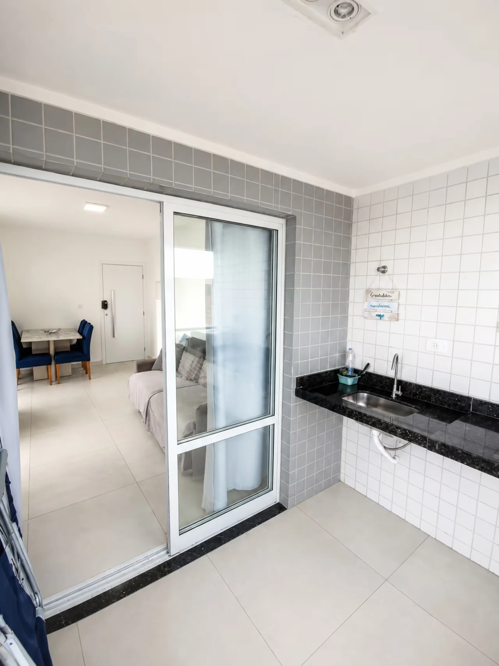 Sala e cozinha integradas, apartamento pé na areia em Praia Grande