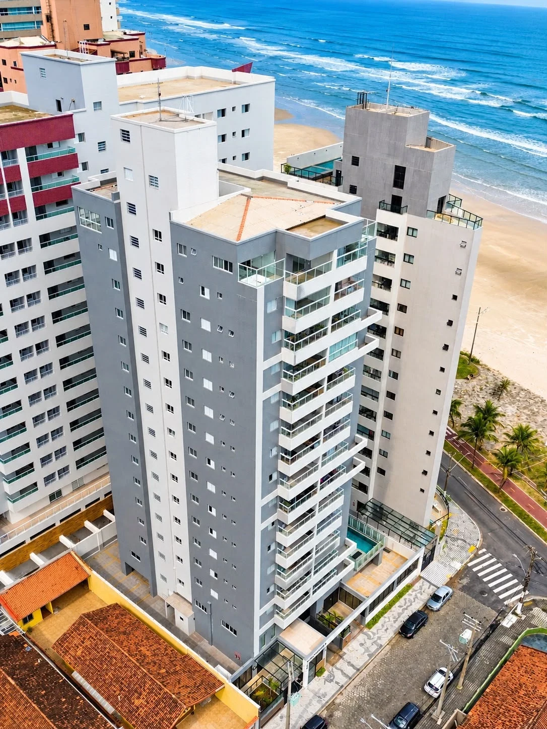 O prédio e o mar, apartamento pé na areia em Praia Grande
