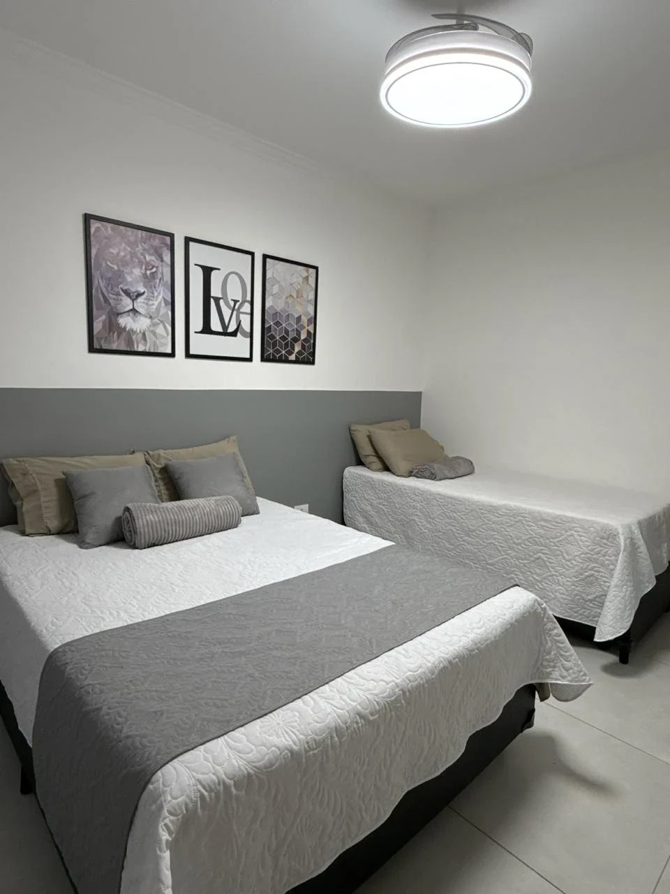Cama de casal e solteiro, apartamento pé na areia em Praia Grande