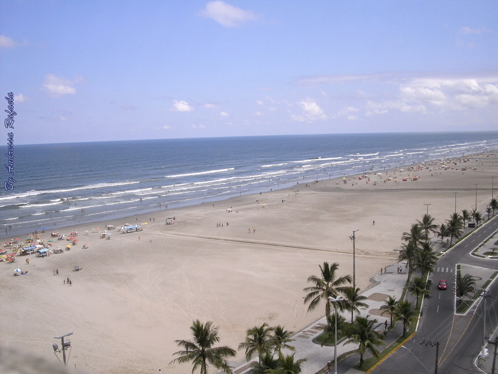 Vista aérea da praia e da orla de Praia Grande, no litoral de São Paulo